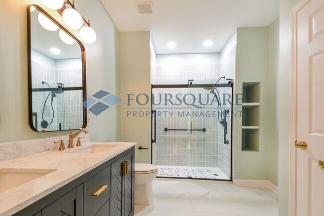 Building Photo - Townhome | 1st Floor Master Bedroom/ Full ...
