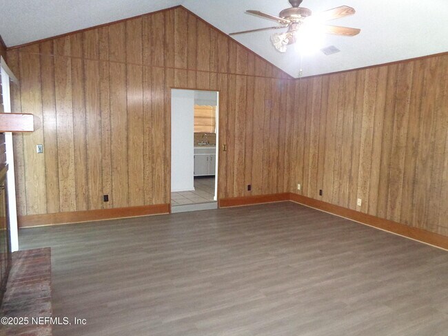 Building Photo - 812 Maplewood Ln