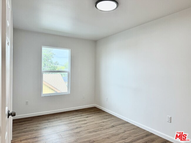 Building Photo - 384 Hargrave St