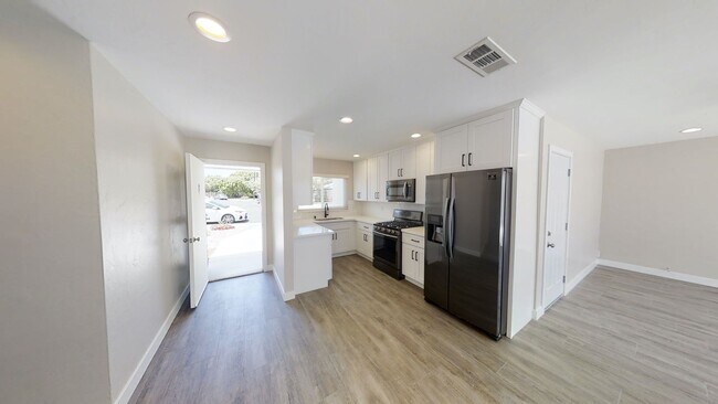 Building Photo - Beautiful home on Tipton with private yard!!
