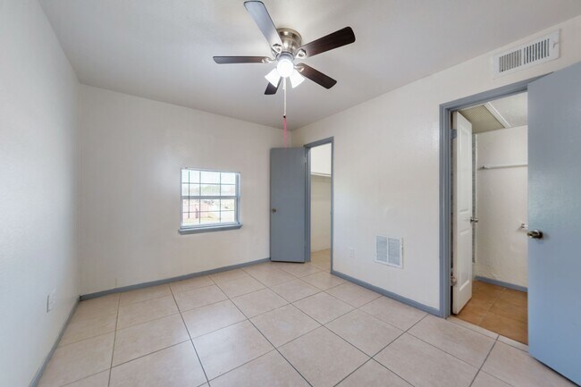 Building Photo - HALF OFF ON FIRST MONTHS RENT MOVE-IN SPECIAL
