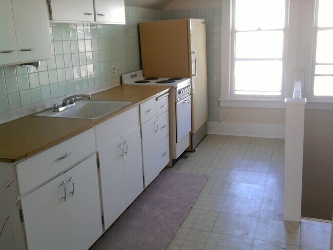 Building Photo - Bungalow on Corner Lot in University District!