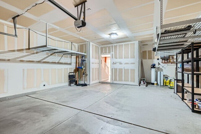 Building Photo - Dont Miss This Gorgeous 4 bed 3 bath plus Loft!
