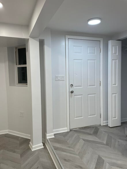 interior front door area w/coat closet - 3625 W Oakdale Ave