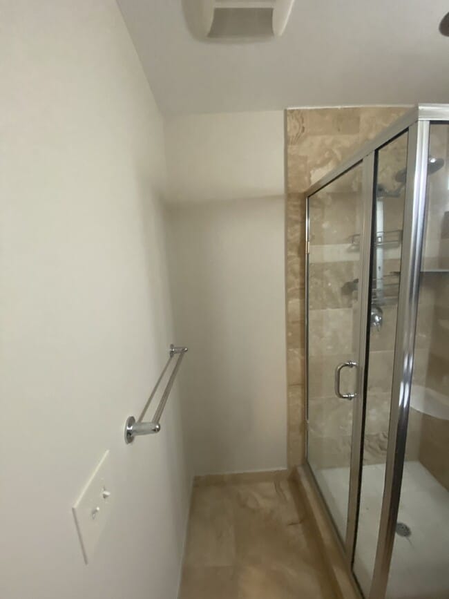 Building Photo - 2 bed/2 bath condo in Golden Triangle