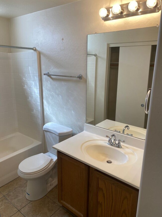 Building Photo - 2 bed, 2.5 bath, 2 car garage Townhome