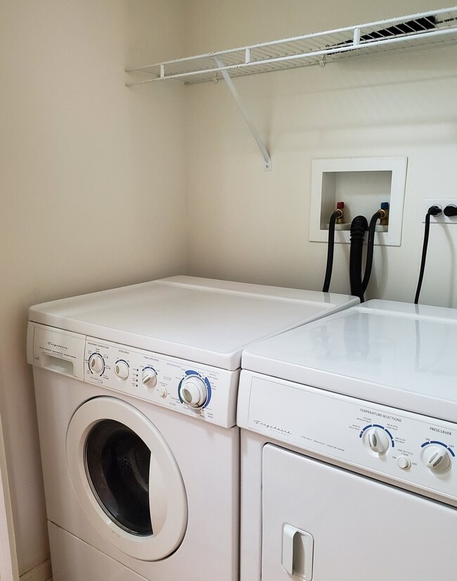 Building Photo - 1914 Crenshaw Cir