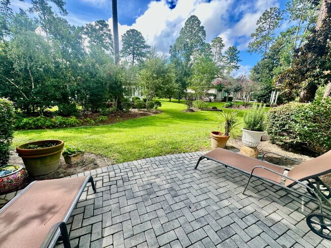 Building Photo - Spacious Beautifully Appointed Two Bedroom...
