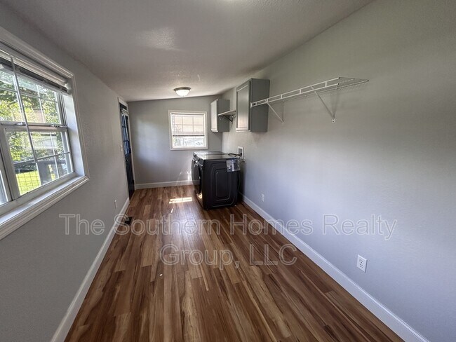 Building Photo - 517 Sherwood Ave