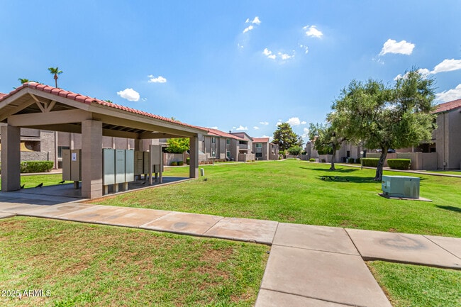 Building Photo - 623 W Guadalupe Rd