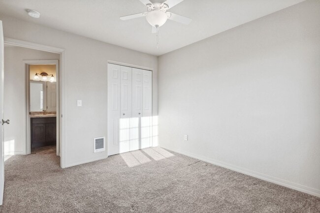 Building Photo - Adorable 3 bedroom. 2.5 bathTownhome in Columbia Falls