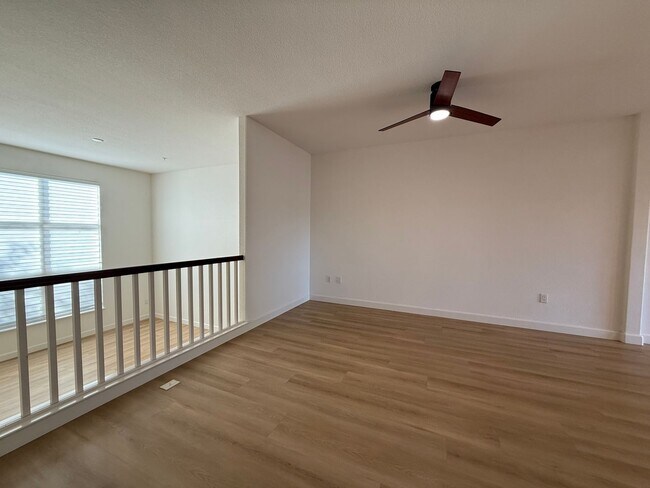 Building Photo - Beautiful and Modern 3 Bedroom 2.5 Bath Townhome in Montecito Vista Area