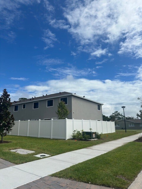 Building Photo - 5040 Elderberry St