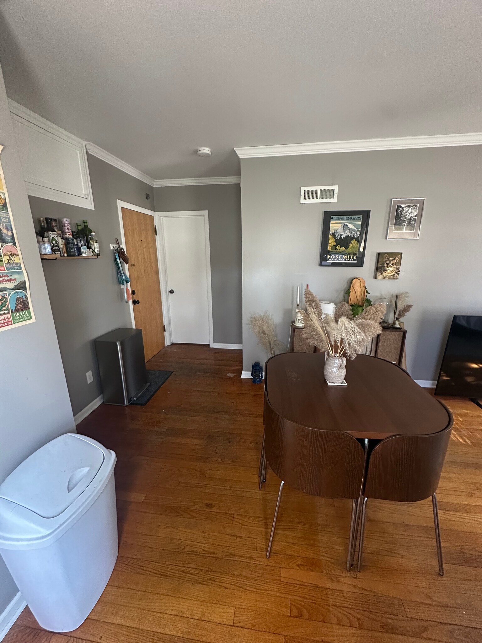 Dining area - 310 W Lakeside St