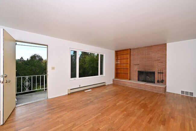 Building Photo - Spacious 3BR+/2 BA Home in Quiet North-End...