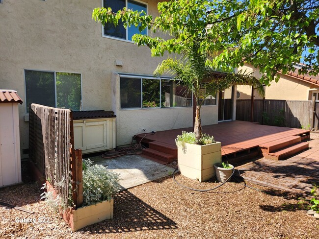 Building Photo - Beautiful 4 bedroom, 3 bathroom home locat...