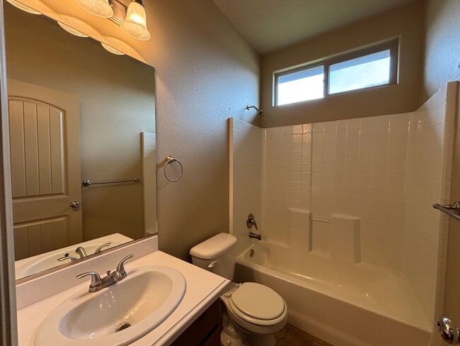 Building Photo - SPACIOUS HOME FOR RENT!