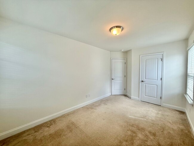 Building Photo - Spacious 3BD, 2.5BA End Unit Raleigh Townhome Near White Oak Shopping Center, I-40, and Downtown ...