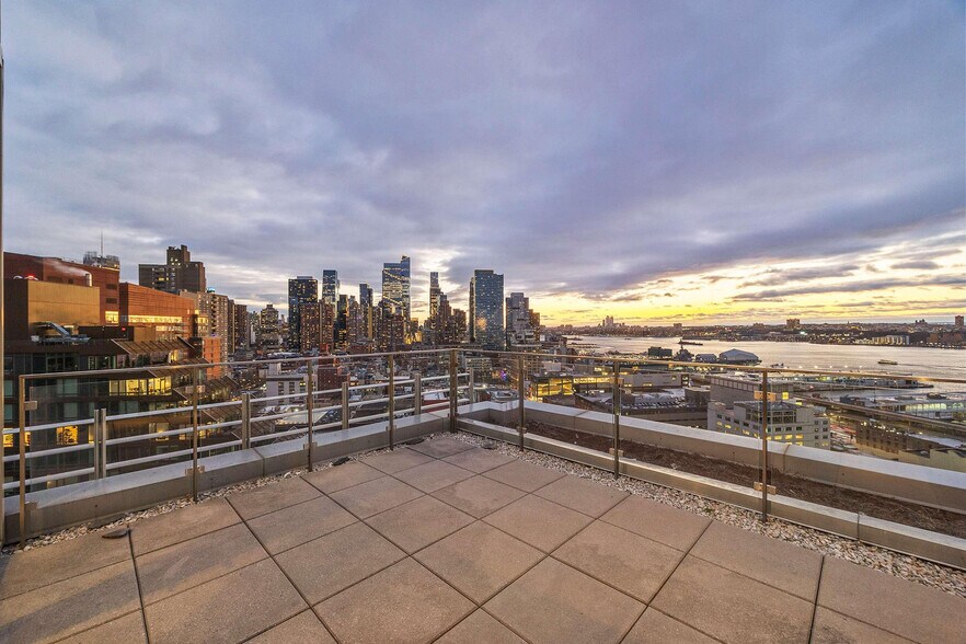 Building Photo - 554 W 54th St