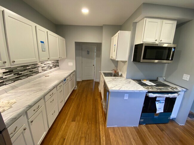 Building Photo - 460 Alden Ave