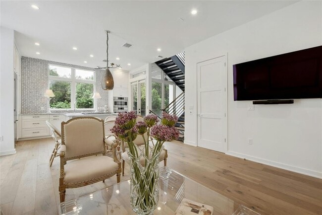 Building Photo - 2510 Sutherland St