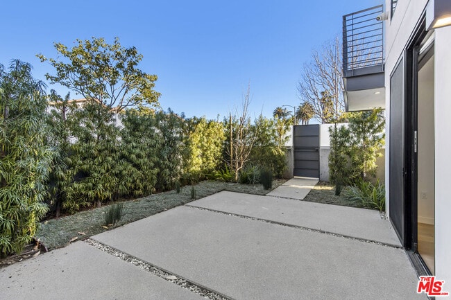 Building Photo - 2019 Barry Ave