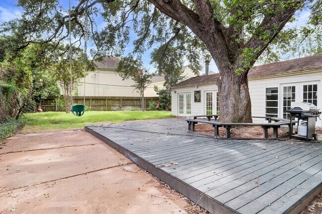 Building Photo - 2607 Avalon Pl