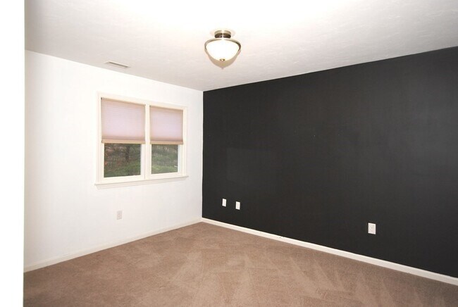 Building Photo - 240 Heritage Dr