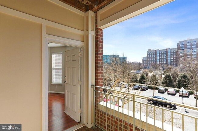 Building Photo - 1860 Stratford Park Pl
