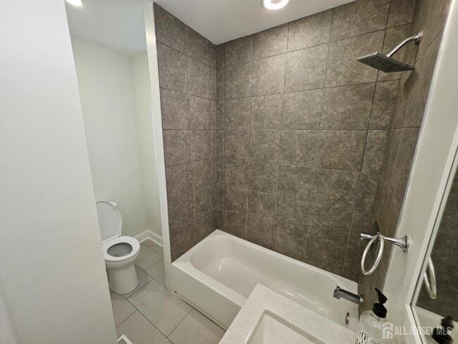 Building Photo - 60 6th Ave