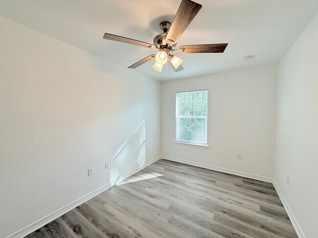 Building Photo - Spacious 4-Bedroom Home