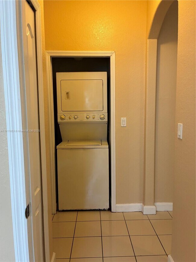 Building Photo - 1536 SE 25th St