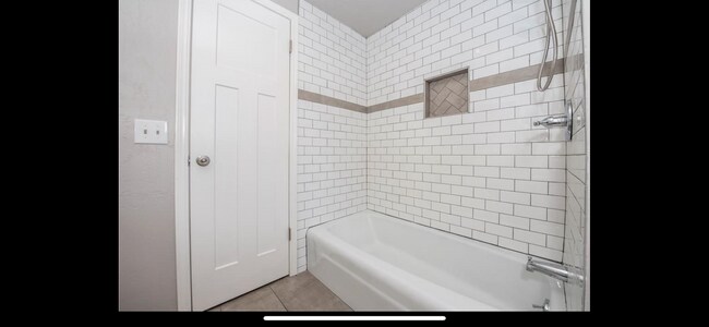 Building Photo - True 4 bed in Edmond Schools, all the mode...