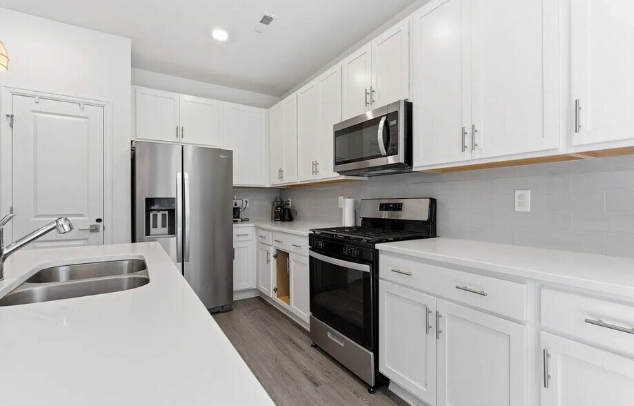 Building Photo - 1928 Rosen Dr