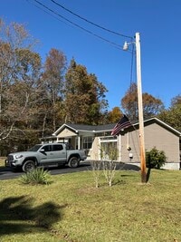 Building Photo - 1015 Katta Trce