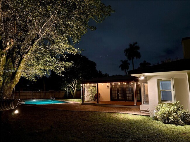 Building Photo - 812 Holly Ln