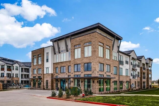 Building Photo - 950 Town Lake Dr