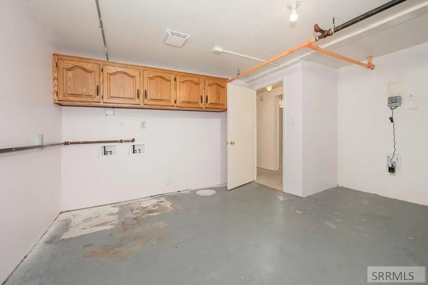 Building Photo - 679 Troy Ave W