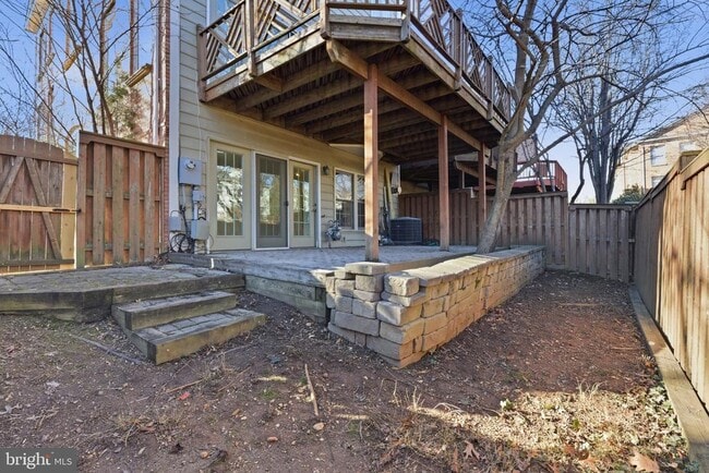 Building Photo - 1817 Fallbrook Ln