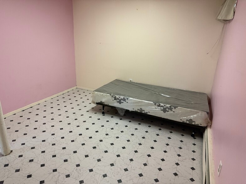 Building Photo - 976 Jerusalem Ave