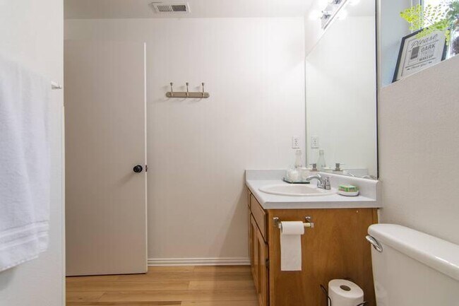 Building Photo - 565 Primrose Dr