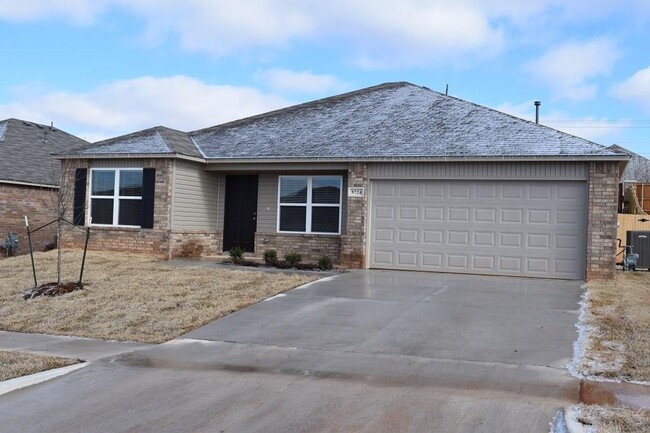 Building Photo - Very Nice 4 Bedroom 2 Bath Home in Yukon S...