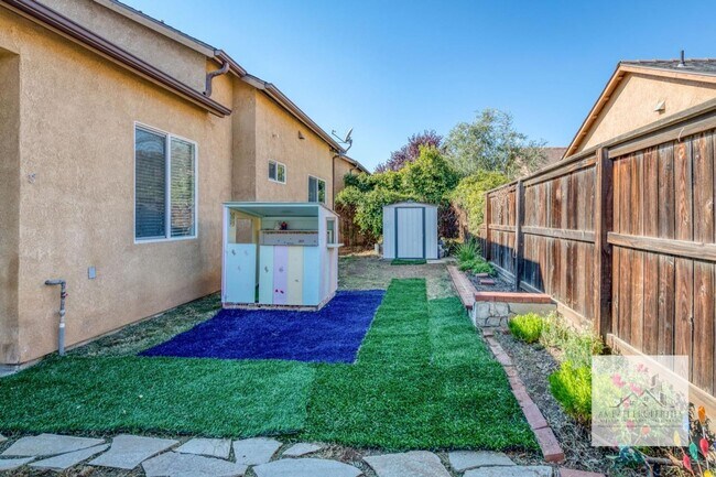 Building Photo - Charming Harlan Ranch Home!