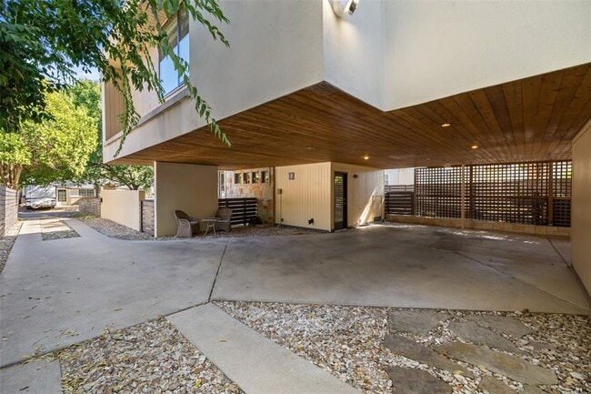 Building Photo - 2410 Sharon Ln