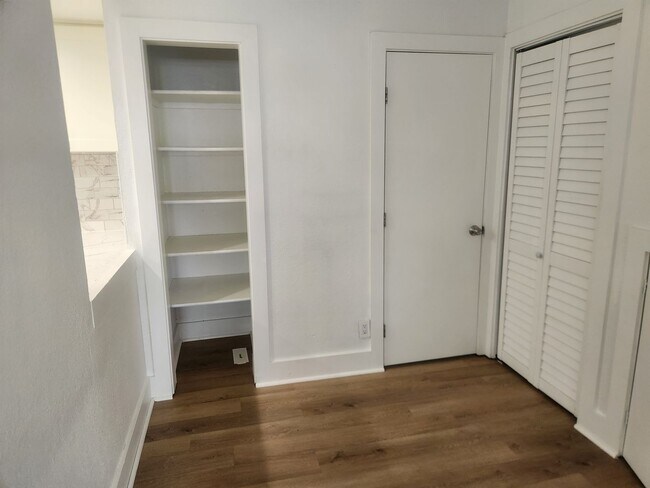 Building Photo - Clean and bright throughout, 2-bedroom, 1.5 Bathroom, two story unit in a great Windsor location!