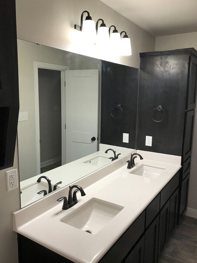 Building Photo - Spacious 3 Bed / 2 Bath Duplex in Trimmier...