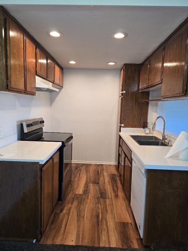 Building Photo - 1735 E Washington St