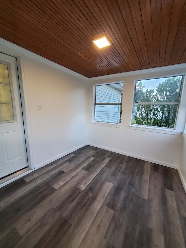 Building Photo - Spacious 2 Bedroom House Updated with Remo...