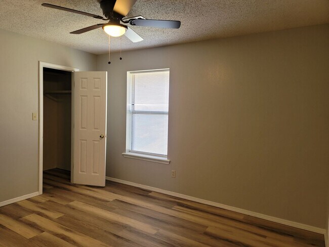 Building Photo - Newly Remodeled 3 Bedroom/2 Bath Home In V...