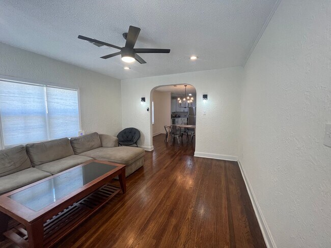 Building Photo - 2 minutes away from Rhodes College! Beautifully Renovated! Pets are owner's approval, fees do apply.